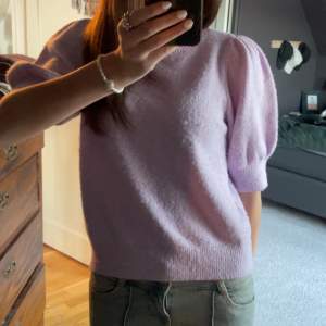Säljer en jättefin ljuslila trekvartsärmad tröja från Vero Moda! I stl xs. Den är använd max 2 gånger så den är i väldigt bra skick!❣️