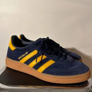 Säljer dessa adidas skor i färgen blå och gul. De är använda några gånger och inte alls smutsiga. Original pris 1200 