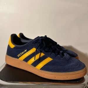 Adidas sambas s - Säljer dessa adidas skor i färgen blå och gul. De är använda några gånger och inte alls smutsiga. Original pris 1200 