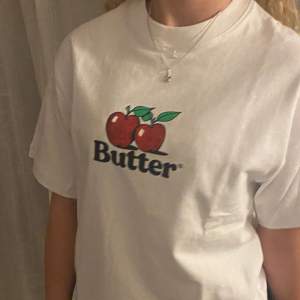Asball t-shirt från Butter Goods. Aldrig använd då den helt enkelt inte kommer till användning. Helt fläckfri och i storlek S och lite härligt baggy. Skriv vid frågor eller fler bilder🌟