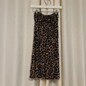 Kort leopard omlottklänning - Säljer denna jätte fina leopard sommarklänning med omlott på toppen som är perfekt till massa tillfällen, pris går att diskuteras. Kan mötas vid diskuteras plats ❣️