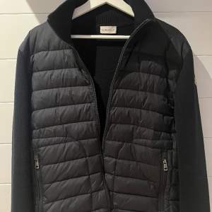 Hej, säljer min Moncler cardigan pga. att den inte kommer till användning. Strl: M, Cond: 8,5/10 inga synliga fel, Nypris:8,955kr, Mitt pris:4,699kr Alla tillbehör ingår och äkthetsbevis finns. Tillhandahåller mer bilder privat vid behov. 