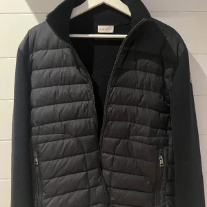 Moncler Cardigan - Hej, säljer min Moncler cardigan pga. att den inte kommer till användning. Strl: M, Cond: 8,5/10 inga synliga fel, Nypris:8,955kr, Mitt pris:4,699kr Alla tillbehör ingår och äkthetsbevis finns. Tillhandahåller mer bilder privat vid behov. 