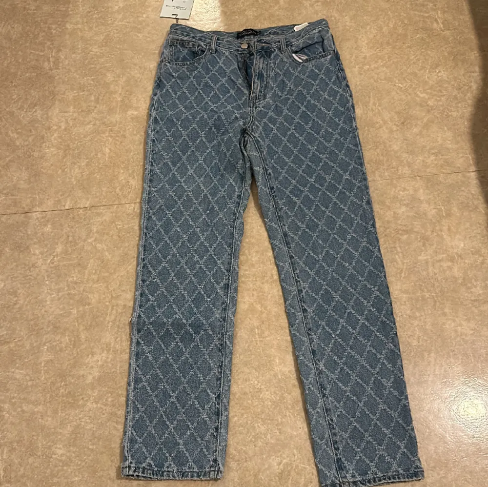 Mästrade jeans i storlek 42. Aldrig kommit till användning pga att dom var för små.. Jeans & Byxor.