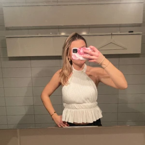 Vit festtopp - Vit plisserad fest topp från bershka i superbra skick då den aldrig använts !! Öppen i ryggen och volang🥰🥰