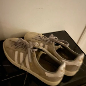 snygga adidas skor - dessa skor är perfekta för sommaren! Supersnygga och ser fräscha ut!