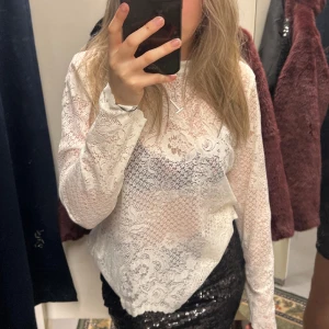 Spetsblus - Sååå fin spetströja som inte kommer till användning tyvärr🤍