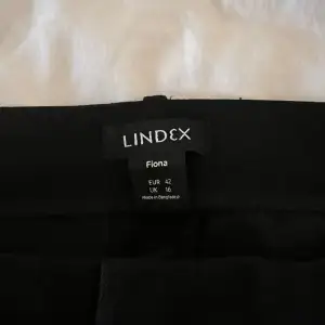 Säljer mina svarta kostymbyxor från Lindex, använt en gång.