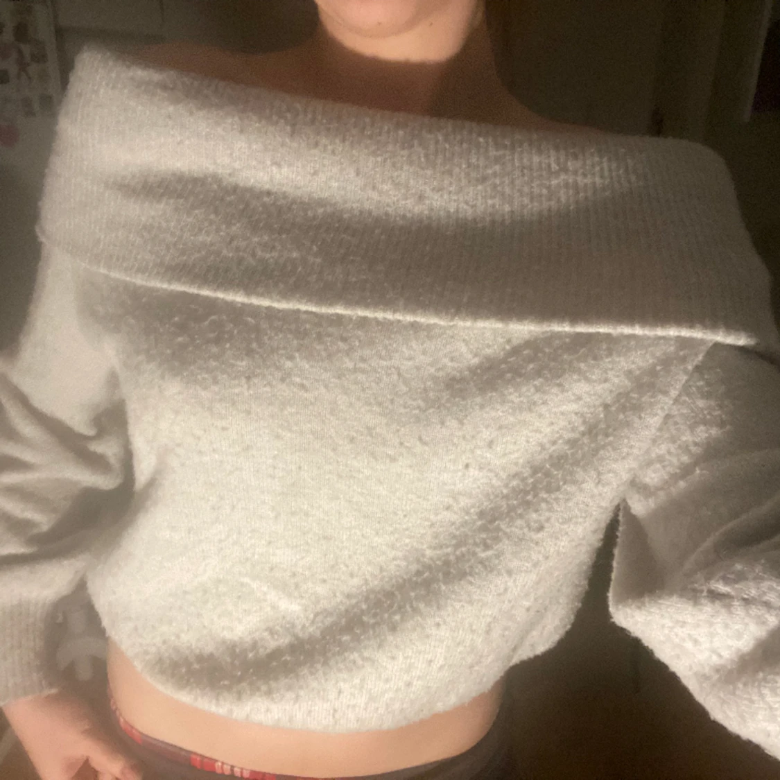 Snygg, varm off shoulder tröja - 90