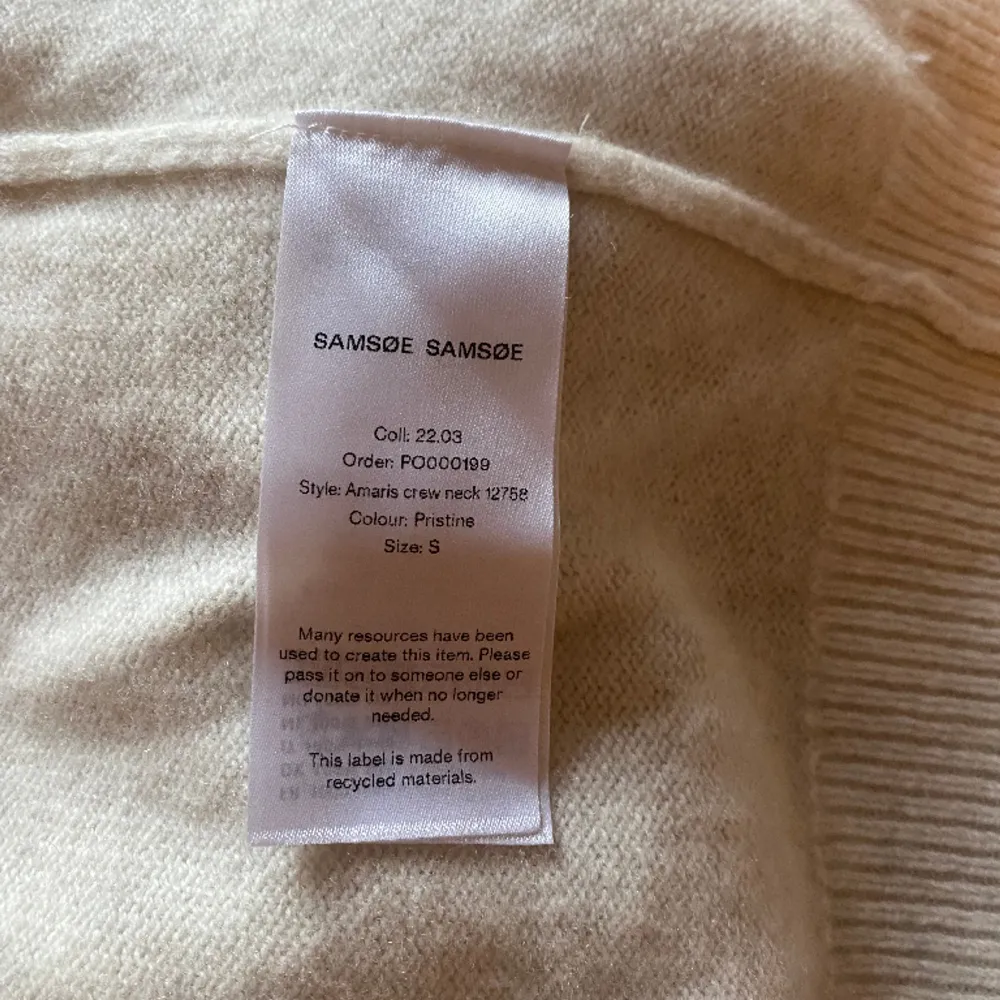 Stickad vit/beige tröja från Samsoe Samsoe. Tröjan är sparsamt använd och i fint skick. Storlek S. . Stickat.