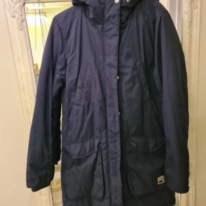 Fin vinterjacka - Vinterjacka i fint skick från Cubus. Mörkblå