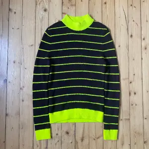 Very cool neon/brown wool turtleneck from Acne Studios. Has a slimmer fit. Has been gently used, some small pilling in the ribs that is hard to notice. Tagged size M, can fit S-M.