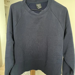 Nike tröja - Mörkblå tröja från Nike. Nästan oanvänd