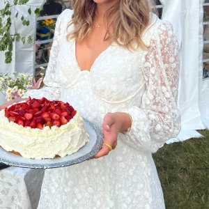 STUDENTKLÄNNING - intressekoll på min studentklänning från Gina Tricot, Strl 38😇 skriv privat för frågor och intresse!!