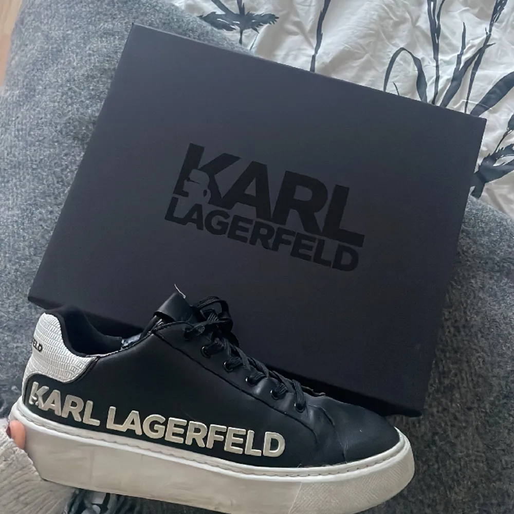 Coola skor från Karl Lagerfeld, box + totebag medföljer vid köp. Skor.