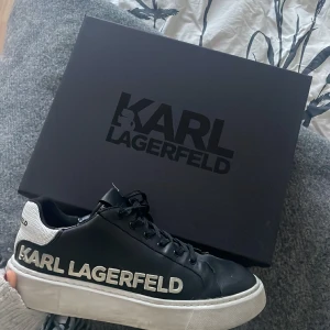 Karl Lagerfeld Skor - Coola skor från Karl Lagerfeld, box + totebag medföljer vid köp