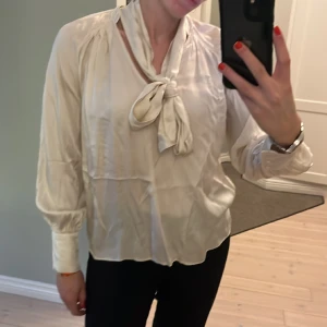 Blus med knyt Twist&Tango - Superfin blus med knyt som även går att ta bort om man vill det. Mycket gott skick 🤍