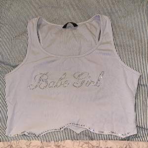 Detta linnet har använts några gånger bara. Det står ” Babe Girl ” på linnet och linnet är även en tajt magtröja. 