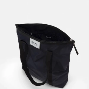 DAY ET väska - super fin blå väska, endast använd fåtal gånger🤍 200kr