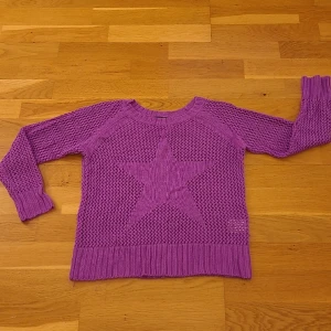 Stickad tröja - Söt stickad tröja från KappAhl i storlek 134/140. Kan fraktas men köparen står för frakten💕