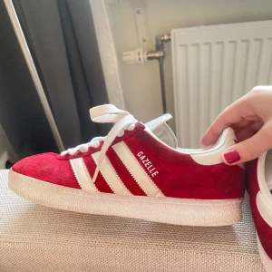 Gazelle skor - Gazelle skor i en jättefin röd färg!❤️⭐️ köpta i USA så är i stl us 7,5 vilket motsvarar stl 40,5 men skulle säga att dom även kan passa en som har stl 39!! dom är använda men är ändå i ett bra skick!! Det är unisex så passa på!! (Pris kan diskuteras)💋