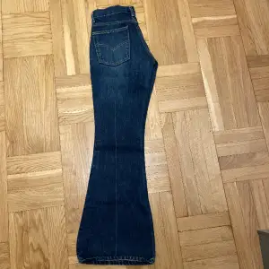 Jeans köpta på 90-talet Passar stl xxs och xs Midja, 27 tum Längd, 32 tum