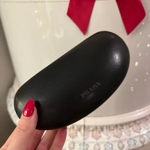 PRADA glasögonfodral  - Fodral till glasögon från Prada i svart