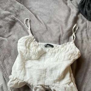 Jätte fin sommar topp - Skit snygg vit Stockholmstil tröja! Nästan aldrig andvänd! 