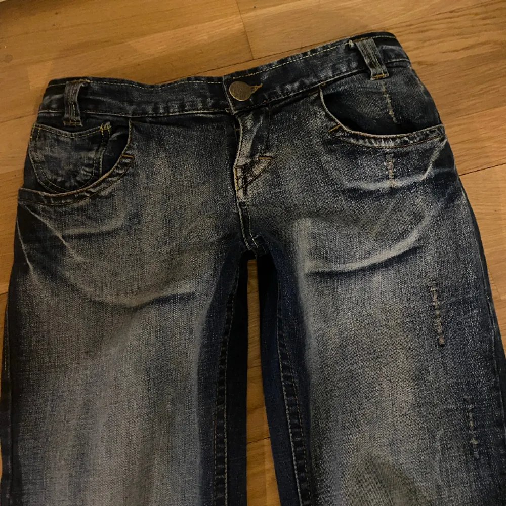 Coola lågmidjade, bootcut jeans köpta seconde hand! Storlek 38💕. Jeans & Byxor.