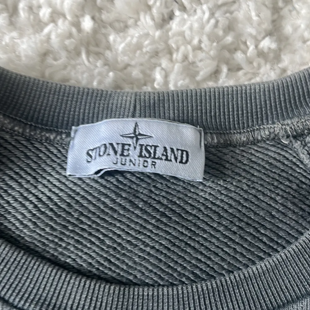Hej! Säljer denna Stone island tröja då den inte kommer till användning. Endast använd få tal gånger och inga defekter. Köpt på nk för 2000kr. Den är xl i barn storlek så den sitter som S. Jag också emot byten!. Tröjor & Koftor.