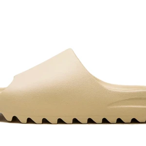 Yeezy slides - Helt nya, aldrig använt, säljer pågrund av det är inte min stil. Tryck köp. Pris kan diskuteras 