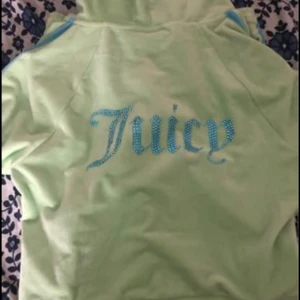 Juicy couture sett grönt  - Hej! Vill sälja mitt juicy couture sett, jag har inte använt settet och det har bara varit här hemma och har bara testat på dem en gång.  Det är storlek S på byxorna och Storlek L på koftan.  Har ni mer frågor? Hör av er i dm  Pris kan diskuteras 