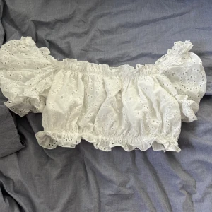 Spetstopp - Off shoulder Spetstopp som är oanvänd 