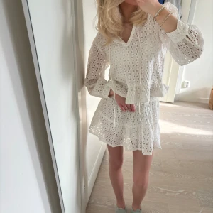 Set - Helt underbart hålbroderat set från Milok😍 sparsamt använt