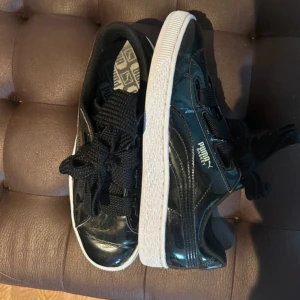 Puma sneakers  - Puma basket svarta  Storlek 39