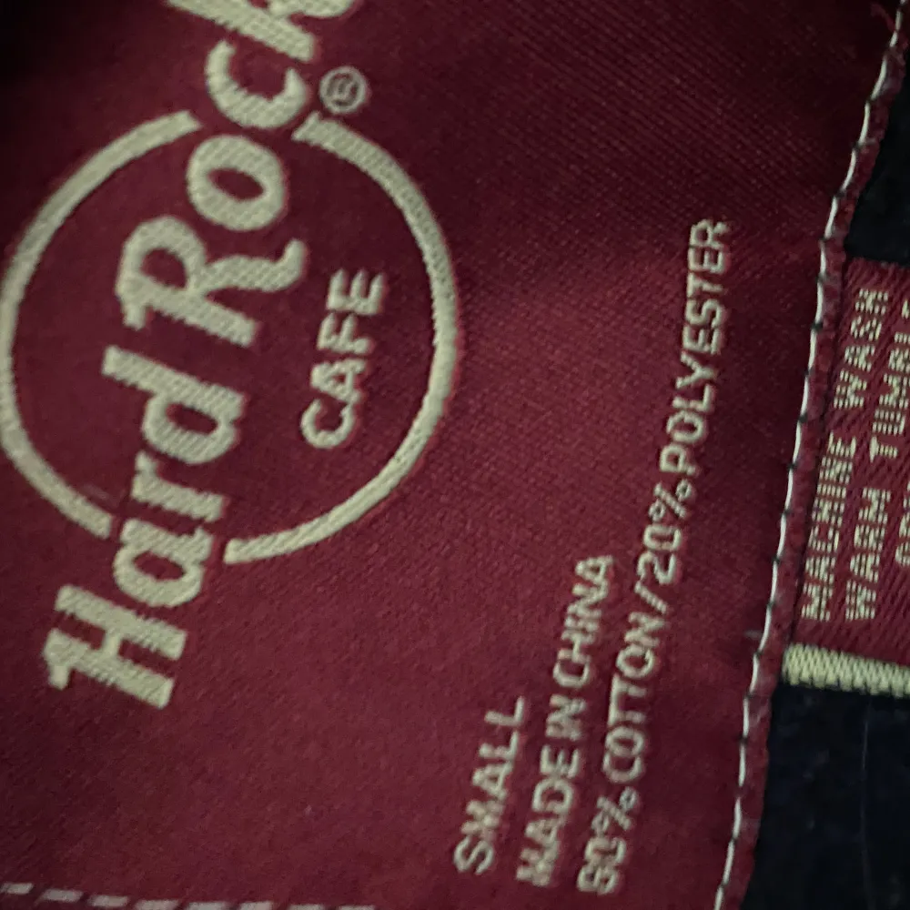 Hardrock café hoodie jag köpte i hong kong 💋 det är en barnstorlek så skulle säga den passar som xs . Hoodies.