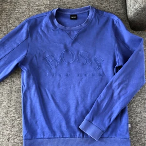 Blå Hugo Boss Tröja - Köptes på NK för några år sen för ett nypris på runt 1400kr har jag för mig.  Hade helt glömt bort att jag hade den här så har knappt använt den här så den är i rent nyskick. 