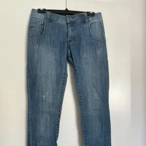 Ett par super fina low rise jeans som passar så bra till sommaren och till y2k outfits. Passar nog bäst till de med smala ben och folk runt 173-160. ✨