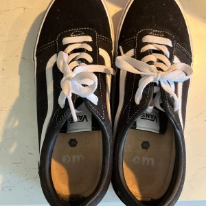 Vans skor - Svarta vans skor storlek 39  Använt typ 3 gånger Lite smutsiga men kan tvätta innan jag skickar iväg