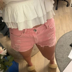 Rosa jeansshorts  - Så fina ljusrosa jeansshorts i storlek S, mycket bra skick!❤️skriv om ni har frågor