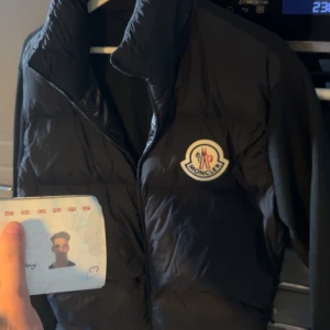 Moncler cardigan  - Cardigan i storlek L , köpt på NK för 9800kr , säljes vid snabbaffär för 5500kr 
