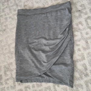 Grå kjol från ZARA med slits - Grå söt kjol från ZARA storlek S, med slits och vikning 🌸