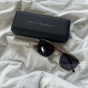 Corlin eyewear solglasögon  - Solglasögon från corlin eyewear, aldrig använda. Sitter jättesnyggt och väldigt bekväma, perfekt även att ha i håret🌟🩷 