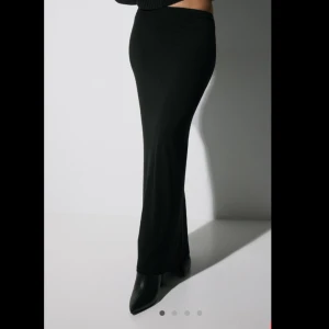 Low waist maxi kjol - Säljer denna fina svarta kjol från Nelly. Använd endast en gång, säljer då jag inte fått någon användning av den. Nypris 299🌸