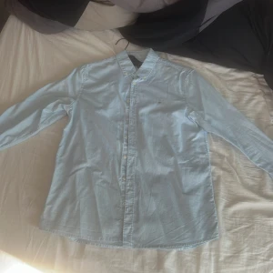 Gant Skjorta - Ljusblå fin skjorta i strl 170. 