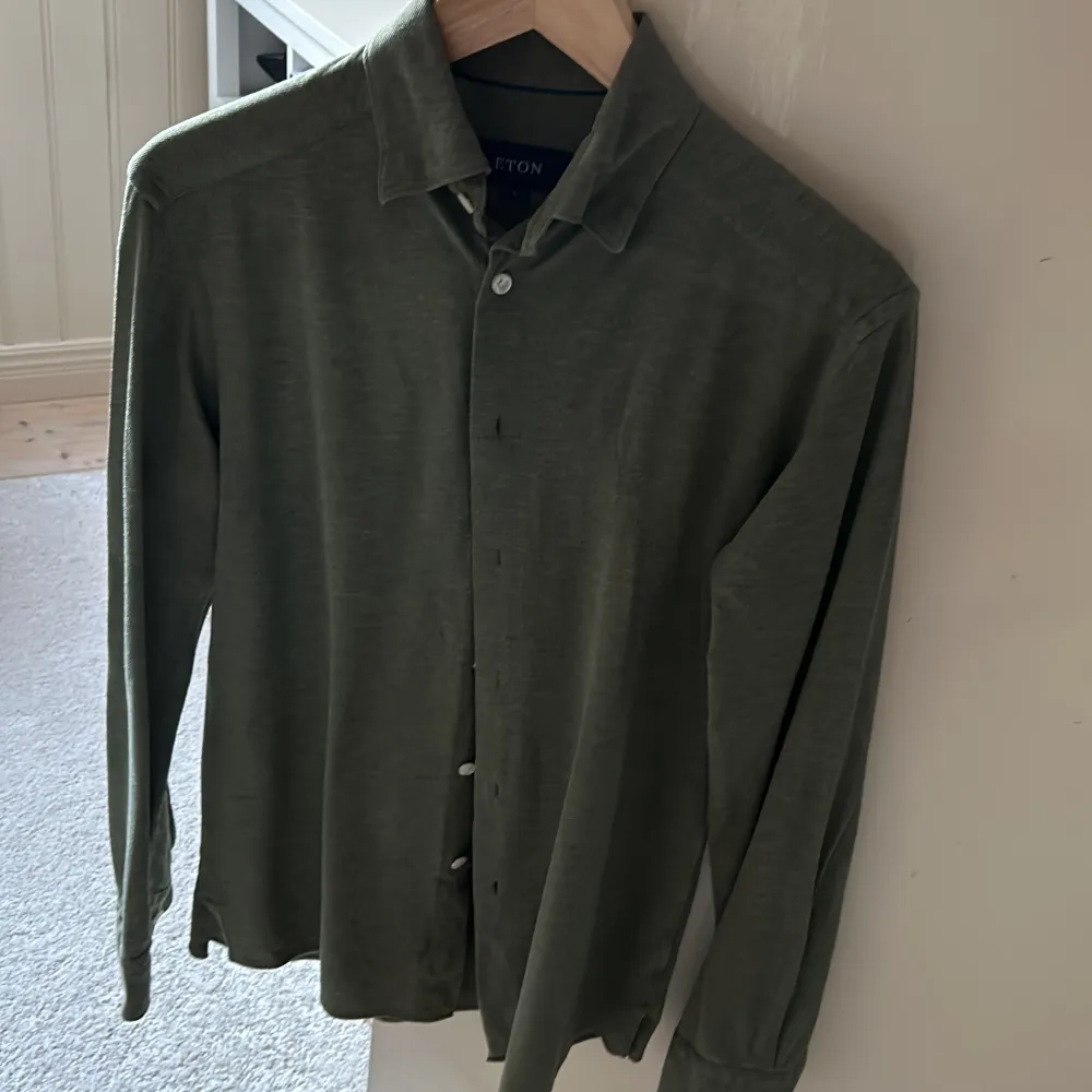 Säljer nu en riktigt snygg Eton skjorta i storlek S. Skjortor.