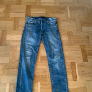 Replay grover slim fit jeans  Nypris-1199kr säljer för 350kr Sköna Replay jeans i storlek 28,30 i ett 9/10 skick med en fin blå färg. Spårpar frakt med postnord.  Pris kan sänkas vid snabb affär Kontakta mig via funderingar 