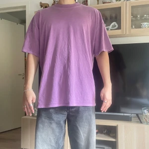 T-shirt - T-shirt från boohoo man men tryck på ryggen 