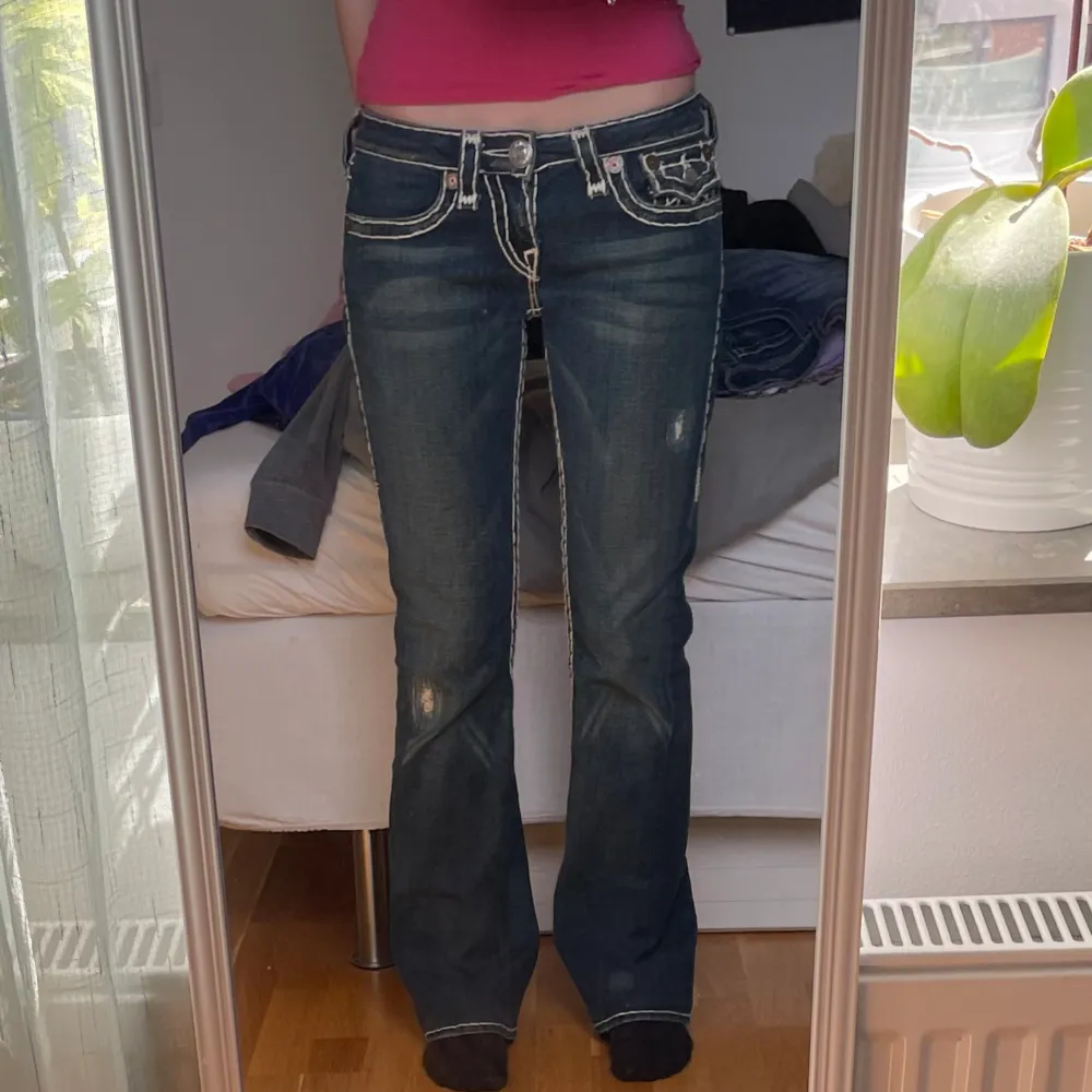 Så coola true religion jeans, dom är utsvängda och lågmidjade med tjock vita sömmar. Midjemåttet är 38cm och innerbenslängden är 76cm. Skriv om du undrar något💗. Jeans & Byxor.