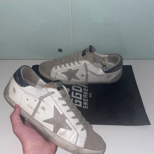 Golden goose - Ett par riktigt snygga golden goose i storlek 44, skick 8/10, riktigt populär modell, och perfekt inför sommarn, pris:3000
